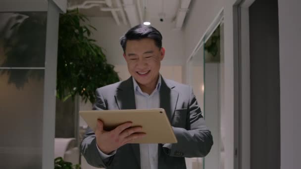 Χαμογελαστός Ασιάτης Επιχειρηματίας Μεσήλικας Χαρούμενος Κινέζος Πολυπολιτισμικός Άνθρωπος Που Περπατά — Αρχείο Βίντεο