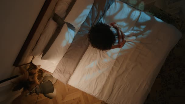 아프리카계 미국인 외로운 어두운 침실에서 불면증 정신적 남용에 침대에 누워에서 — 비디오