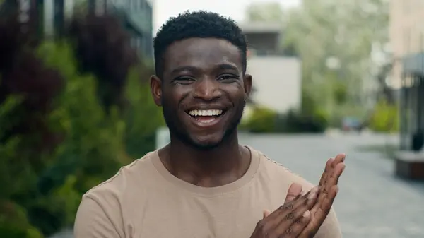Feliz Sonrisa Sonriente Hombre Afroamericano Sonrisa Aplaudiendo Mirando Cámara Aire — Foto de Stock