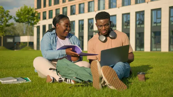 Два Афроамериканских Друга Студенты Средней Школы Парке Учащиеся Вместе Одноклассники — стоковое фото