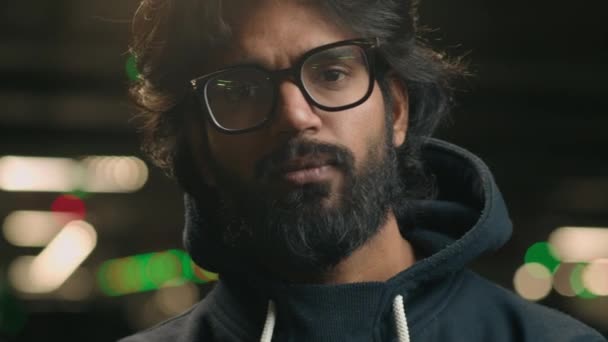 Nahaufnahme Porträt Ernst Selbstbewusst Hipster Muslim Kerl Arabisch Mann Indisch — Stockvideo