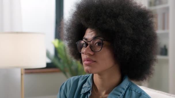 Nahaufnahme Hause Porträt Frau Kopfschuss Drinnen Ethnische Junge Millennial Afroamerikanerin — Stockvideo
