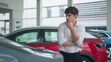 Düşünceli, düşünceli, beyaz, müşterisi, müşterisi, erkek, işadamı otomobil dükkanında modern lüks bir araç seçmeyi düşünen, kiralık araç almak için otomobili seçen biri.