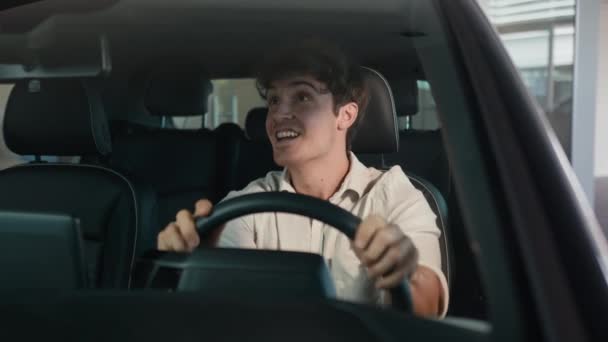 Happy Caucasian Udany Biznes Radosny Człowiek Siedzieć Nowym Samochodzie Sklepie — Wideo stockowe