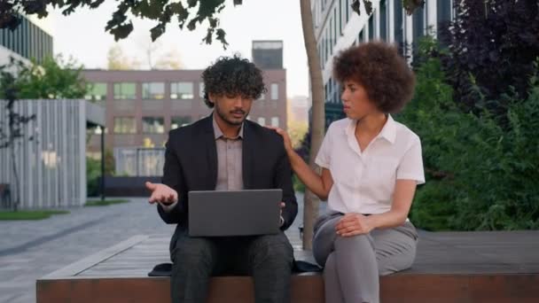 Forretning Forskelligartede Multiraciale Partnere Byen Udendørs Selskab Kontor Trist Ked – Stock-video