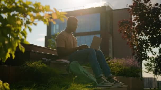 Afro Americano Ocupado Estudante Cara Estudando Livre Cidade Com Laptop — Vídeo de Stock