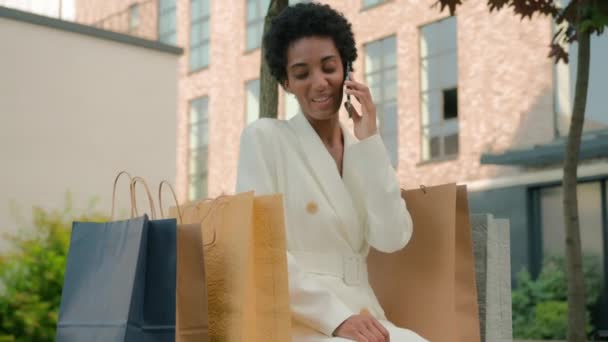 Felice Sorridente Telefonata Cellulare Parlare Elegante Moda Donna Afroamericana Sedersi — Video Stock