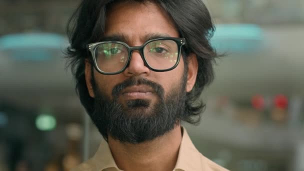 Biznes Portret Zbliżyć Spokojny Poważny Mężczyzna Twarz Brodaty Indianin Okularach — Wideo stockowe