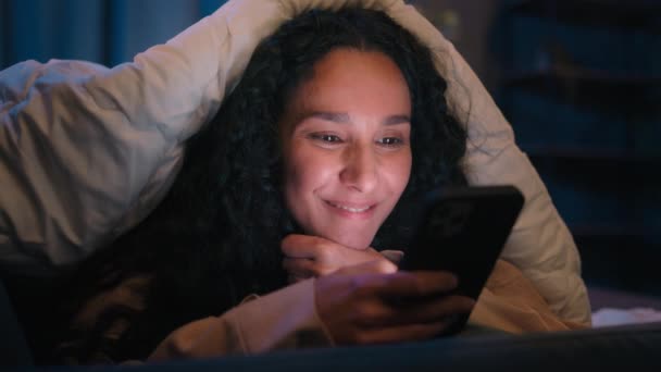 Gelukkig Vrouw Gadget Verslaafde Sociale Media Verslaafd Spaanse Lachende Meisje — Stockvideo