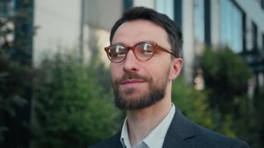 Açık havada mutlu erkek portresi Kafkasyalı gülümseyen iş adamı gözlüklü işadamı işveren CEO neşeli başarılı lider iş adamı ofis dışındaki dişlek gülümseme dışındaki şehirde kameraya döndü