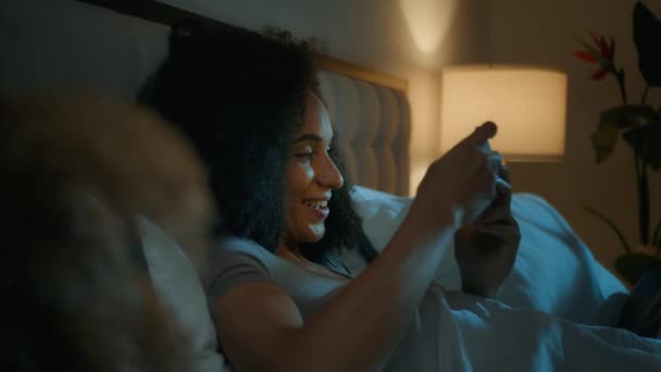 Афроамериканка Бессонная Девушка Счастливая Бессонница Подросток Играющий Онлайновую Игру Экраном — стоковое видео