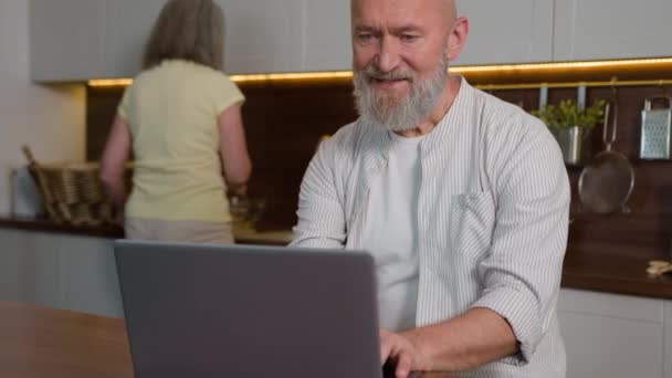 Зрілий Чоловік Середнього Віку Кавказький Чоловік Років Працює Ноутбуці Дому — стокове відео