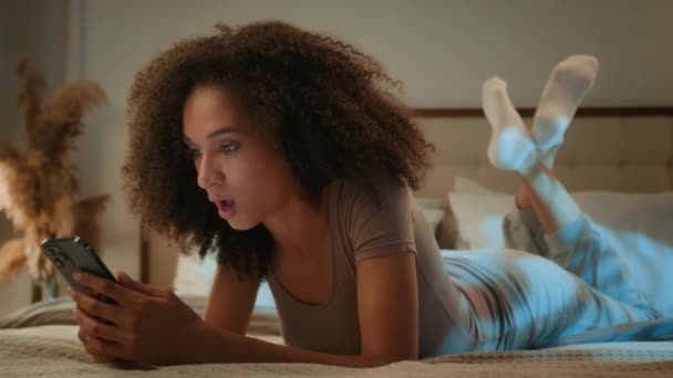 非洲裔美国女青年姑娘们 在快乐的 在在在在居然说 在在在在在在在在在在在在在在在在在在在在在在在在在在在在家在家在床上在床上在床上家玩手机笑 — 图库视频影像