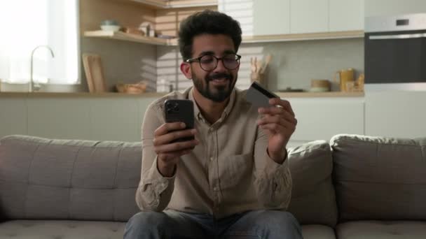Щасливий Індійський Усміхнений Чоловік Покупця Клієнт Платить Онлайн Мобільним Телефоном — стокове відео