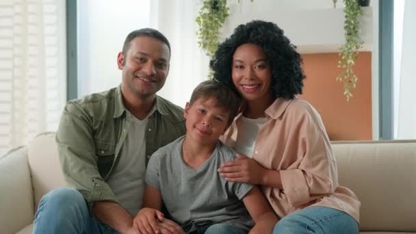 Wielorasowy Afroamerykanin Biały Szczęśliwy Rodzinny Portret Domu Uśmiechnięty Rodzice Ojciec — Wideo stockowe
