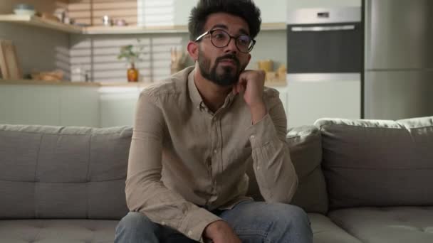 Pensif Indien Arabe Homme Ennuyé Sur Canapé Maison Pensant Profondément — Video