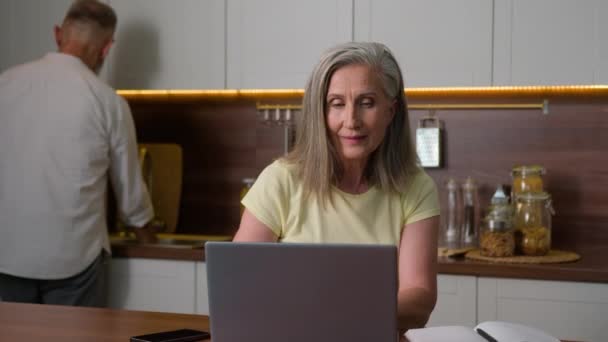 Ώριμη 50S Γυναίκα Των Επιχειρήσεων Απευθείας Σύνδεση Που Εργάζονται Την — Αρχείο Βίντεο