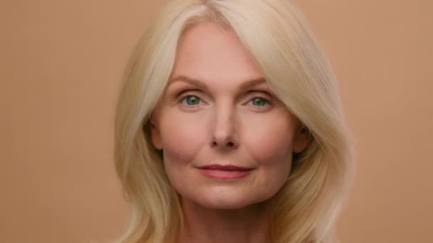 Mulher Branca Meia Idade Madura Bonita Fechar Rosto Enrugamento Skincare — Vídeo de Stock