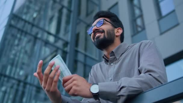 Bogaty Biznesmen Zamożny Szczęśliwy Indian Arabian Człowiek Mieście Zewnątrz Mężczyzna — Wideo stockowe