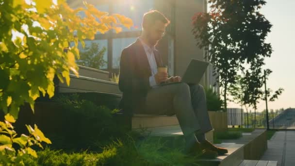 Kafkasyalı Adamı Laptop Bilgisayarlı Erkek Işadamı Ofis Çalışanı Modern Üniversite — Stok video