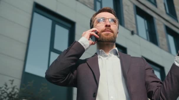 Homem Caucasiano Irritado Empresário Falando Telefone Celular Olhar Com Raiva — Vídeo de Stock