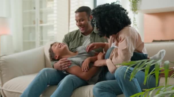 Bonding Familie Afro Amerikaanse Ouders Met Weinig Geadopteerd Kind Jongen — Stockvideo