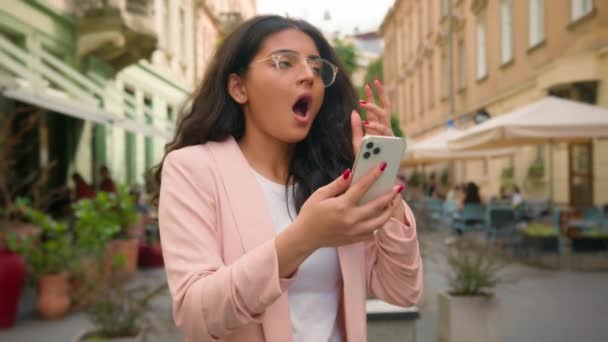 Ung Hoppas Indiska Arabiska Kvinna Affärskvinna Kvinna Turist Tittar Mobiltelefon — Stockvideo