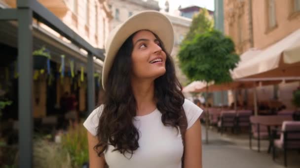 Возбужденный Удивленный Счастливый Улыбается Молодой Индийской Арабской Этнической Женщины Студентка — стоковое видео