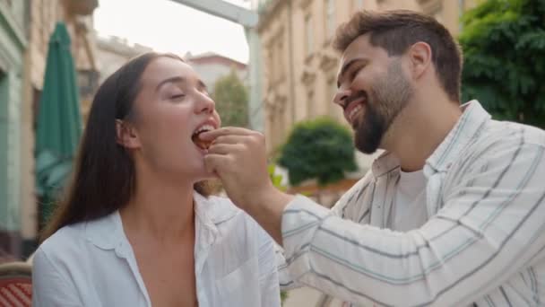 Boyfriend Feeding Girlfriend European Couple Lovers Kissing Sweet Kiss Love — Stock Video