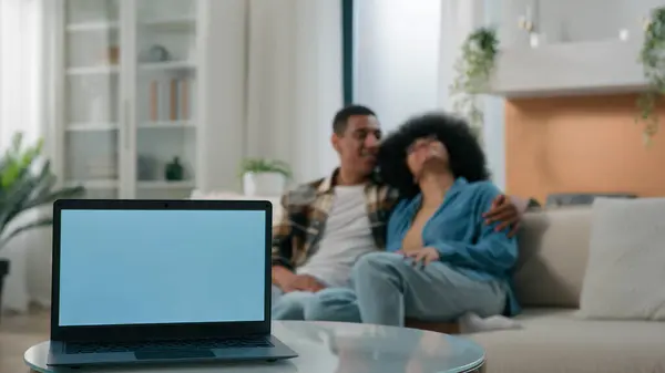 空のコピースペースが付いているラップトップ灰色の青いスクリーン広告の広告のテンプレートの前景 アフリカ系アメリカ人の幸せな家族話し合う夫婦の女性 家で会話の住宅ローン保険 — ストック写真