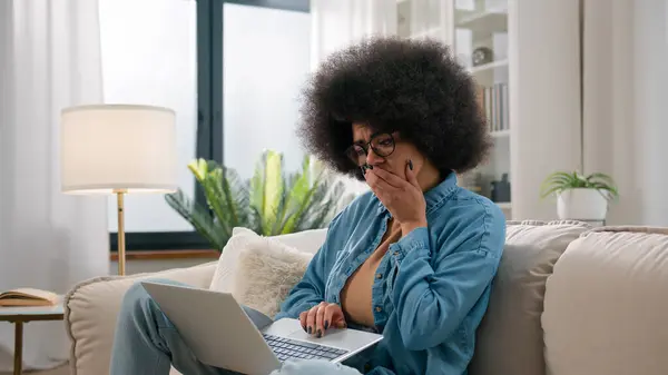 Mulher Afro Americana Preocupado Estressado Com Laptop Frustrado Choque Desesperado — Fotografia de Stock