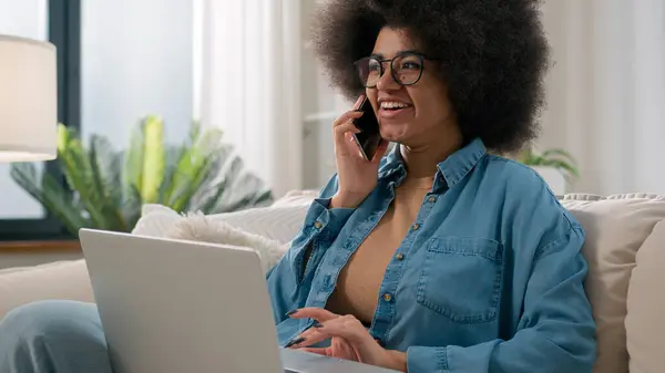 Mulher Afro Americana Falando Telefone Celular Trabalhando Com Laptop Fazer — Fotografia de Stock