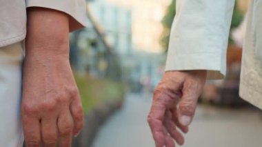 Tanımlanamayan, kırışık, yaşlı, yaşlı bir adam ve evli bir eş evlilik dışı el ele tutuşan bir koca, evlilik dışı ilişkiler, boşanma.