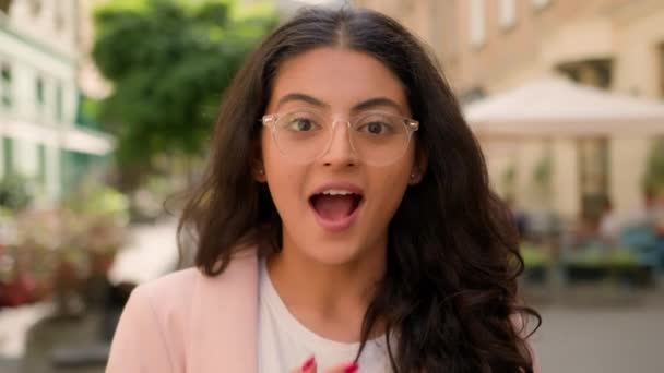 Крупный План Счастливый Удивленный Взволнованная Женщина Индийская Арабская Девушка Шокирована — стоковое видео