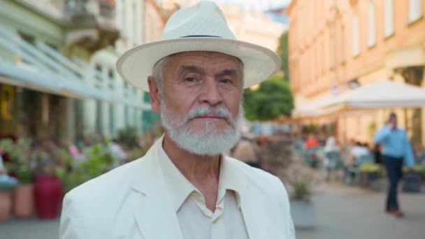 与心平气和的六十岁高龄白发苍苍的老头儿 成熟的白发苍苍的男子 优雅的退休商人 聪明的男性游客保持密切的联系 — 图库视频影像