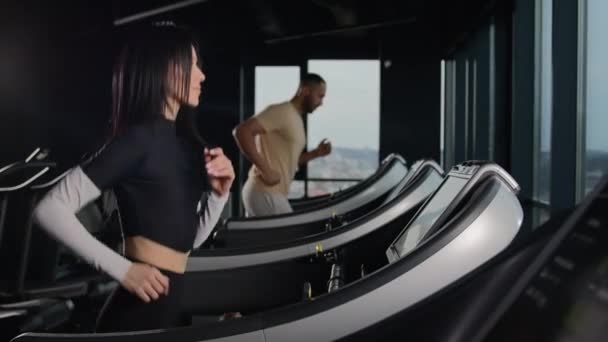 Multirassische Sportler Und Läuferinnen Laufen Auf Laufbändern Cardio Aufwärmübung Zwei — Stockvideo