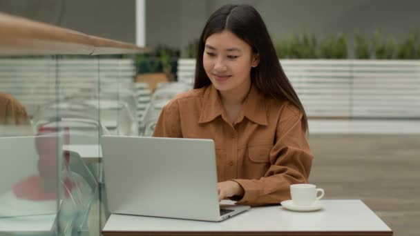 Asyalı Güzel Çinli Kadını Dizüstü Bilgisayarla Çalışıyor Kahve Içiyor Koreli — Stok video