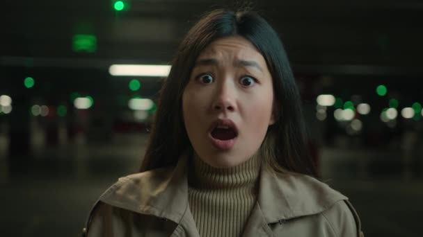 Zblízka Šokovaný Zmatený Strach Asijské Korejština Žena Dívka Noci Podzemní — Stock video