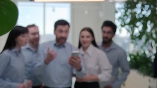 Счастливые Удивленные Бизнес Команда Корпоративных Бизнесменов Бизнесмены Празднуют Победу Офисе — стоковое видео