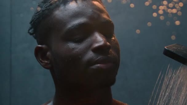 Närbild Atletisk Afroamerikansk Man Tvätta Med Gel Skum Skölja Muskulös — Stockvideo