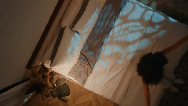 Вид Сверху Счастливая Уставшая Молодая Женщина Падает Уютную Кровать Отдыха — стоковое видео