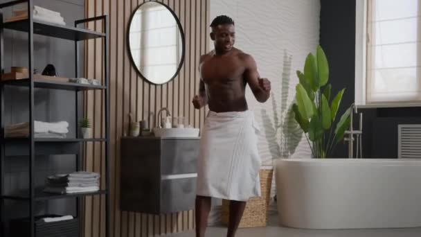 Funny Glad Etnisk Mand Afrikansk Amerikansk Mandlige Muskuløs Atletisk Fyr – Stock-video