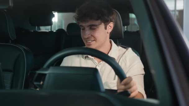 Kafkasyalı Adamı Mutlu Heyecanlı Adamı Başarılı Araba Sürücüsü Araba Sürücüsü — Stok video
