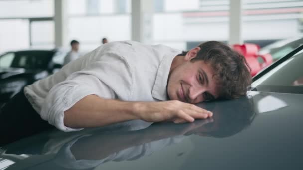 Glad Vit Man Förare Köpare Upphetsad Kille Klient Auto Bil — Stockvideo