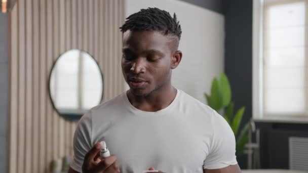 Afroamerikanisch Ethnischen Mann Anwendung Frischen Atems Spray Verhindern Gestank Morgendliche — Stockvideo