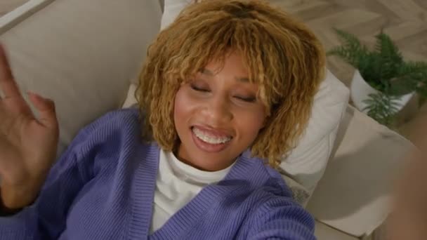 Web Cam Ansicht Lächelnd Glücklich Afroamerikanische Ethnische Mädchen Frau Winkt — Stockvideo