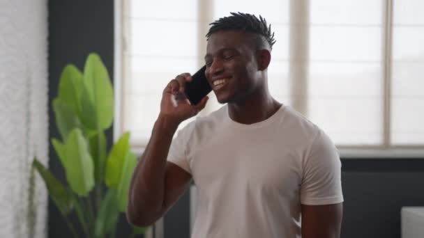 Afro Amerikalı Etnik Neşeli Hippi Banyosunda Konuşan Cep Telefonuyla Konuşan — Stok video