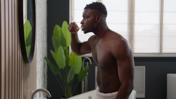Hombre Afroamericano Cepillarse Los Dientes Con Cepillo Dientes Sensación Dolor — Vídeos de Stock