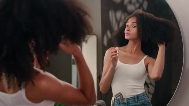 Afro Américaine Belle Femme Regardant Maison Miroir Réflexion Souriant Vérifier — Video