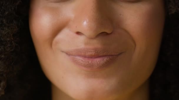 Közelkép Női Ajkak Felismerhetetlen Szépség Arc Részletekben Fehér Egészséges Fogas — Stock videók